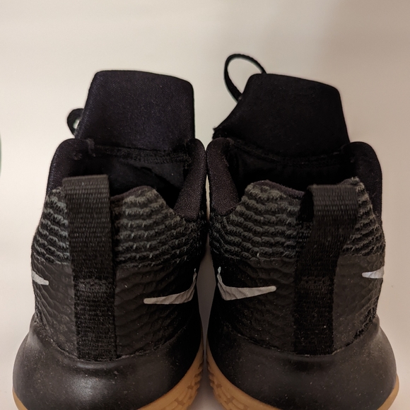 Nike basketball shoes size 6 - Picture 3 of 3